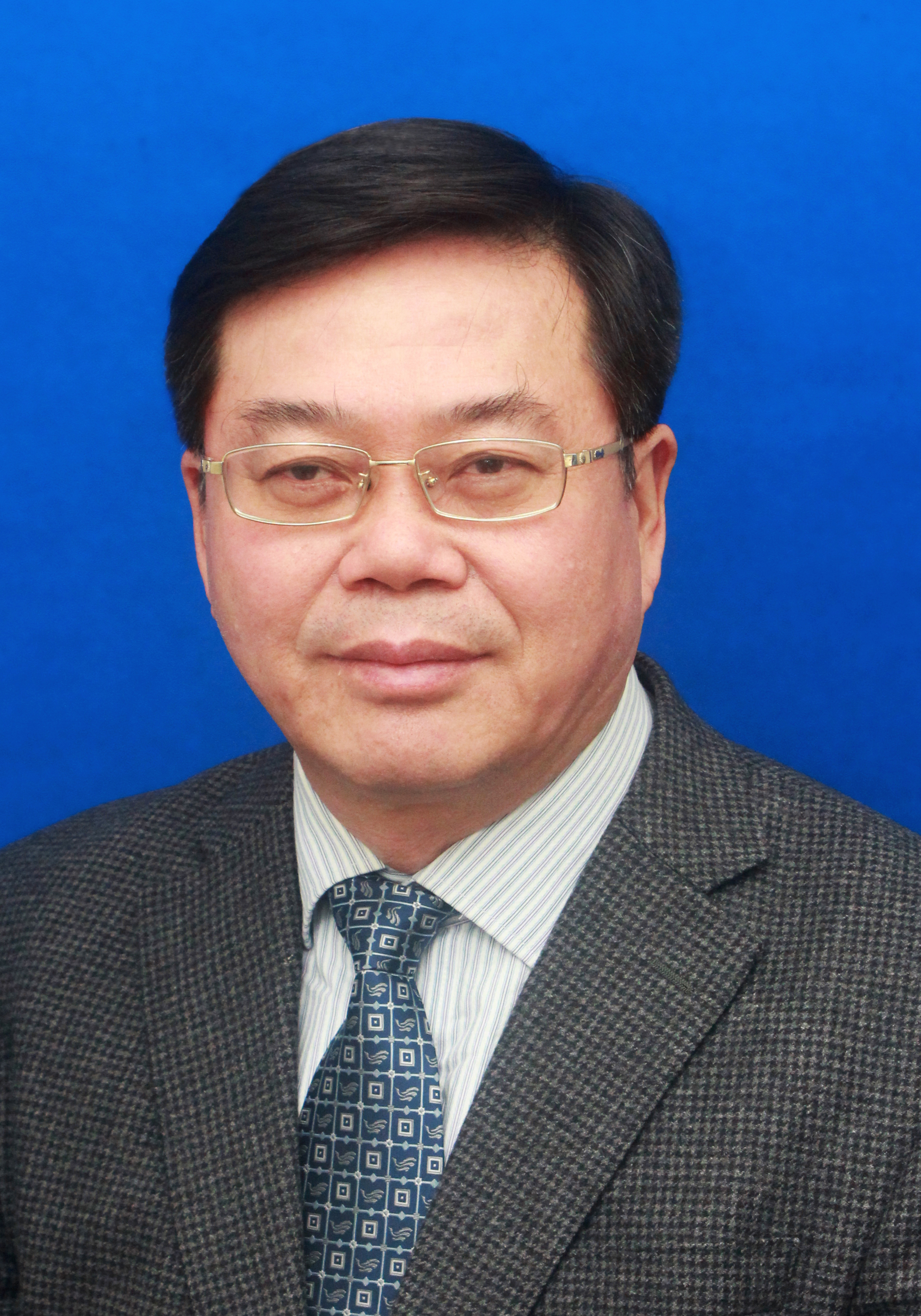 毕业于武汉大学,1982年和1985年获该校学士和硕士学位;1995年在中国
